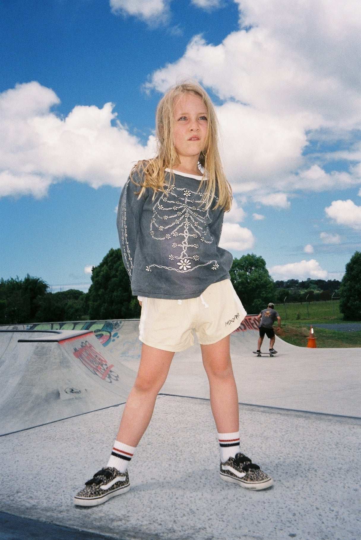 DAISY CHAIN L/S TEE / WASHED BLACK - youngandrestlesskids 
