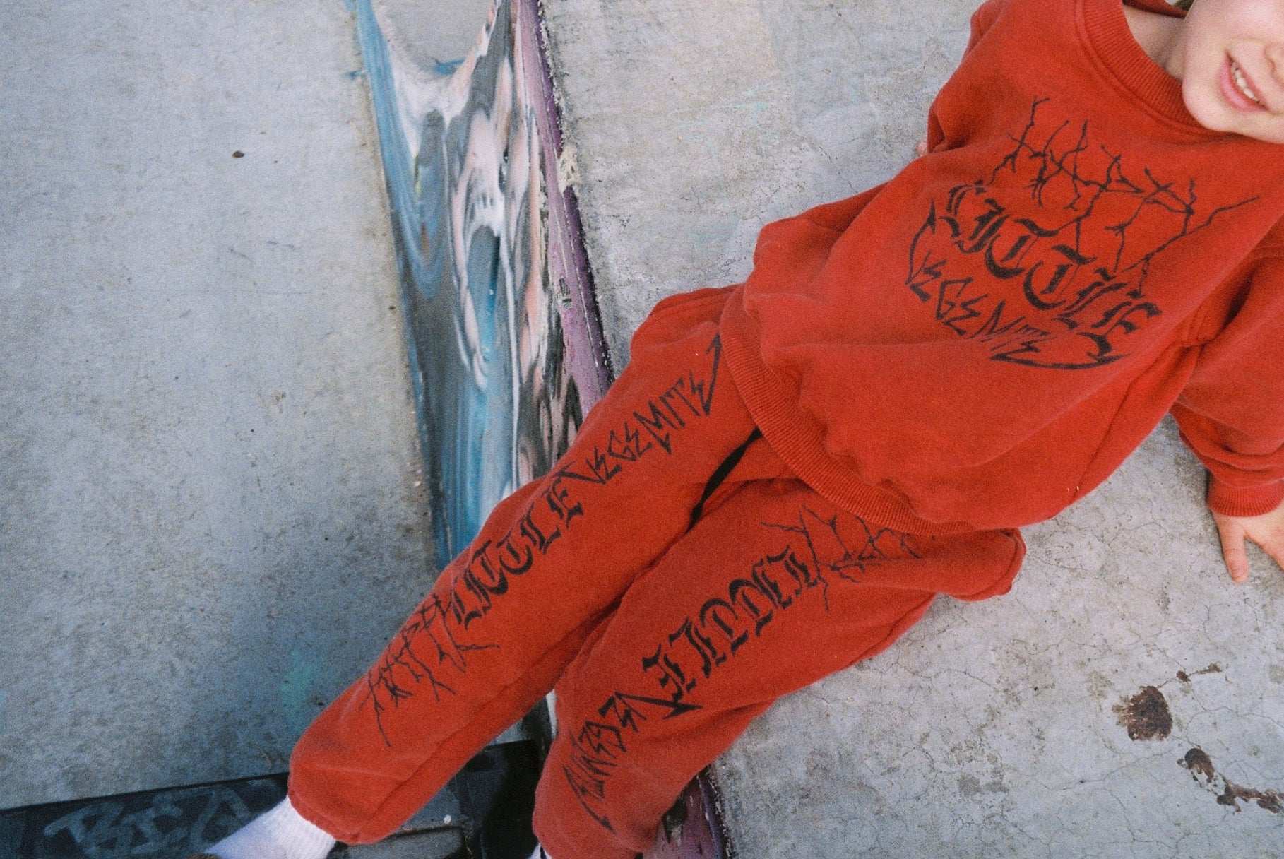 HAPPY SWEATSHIRT / WASHED RED - youngandrestlesskids 