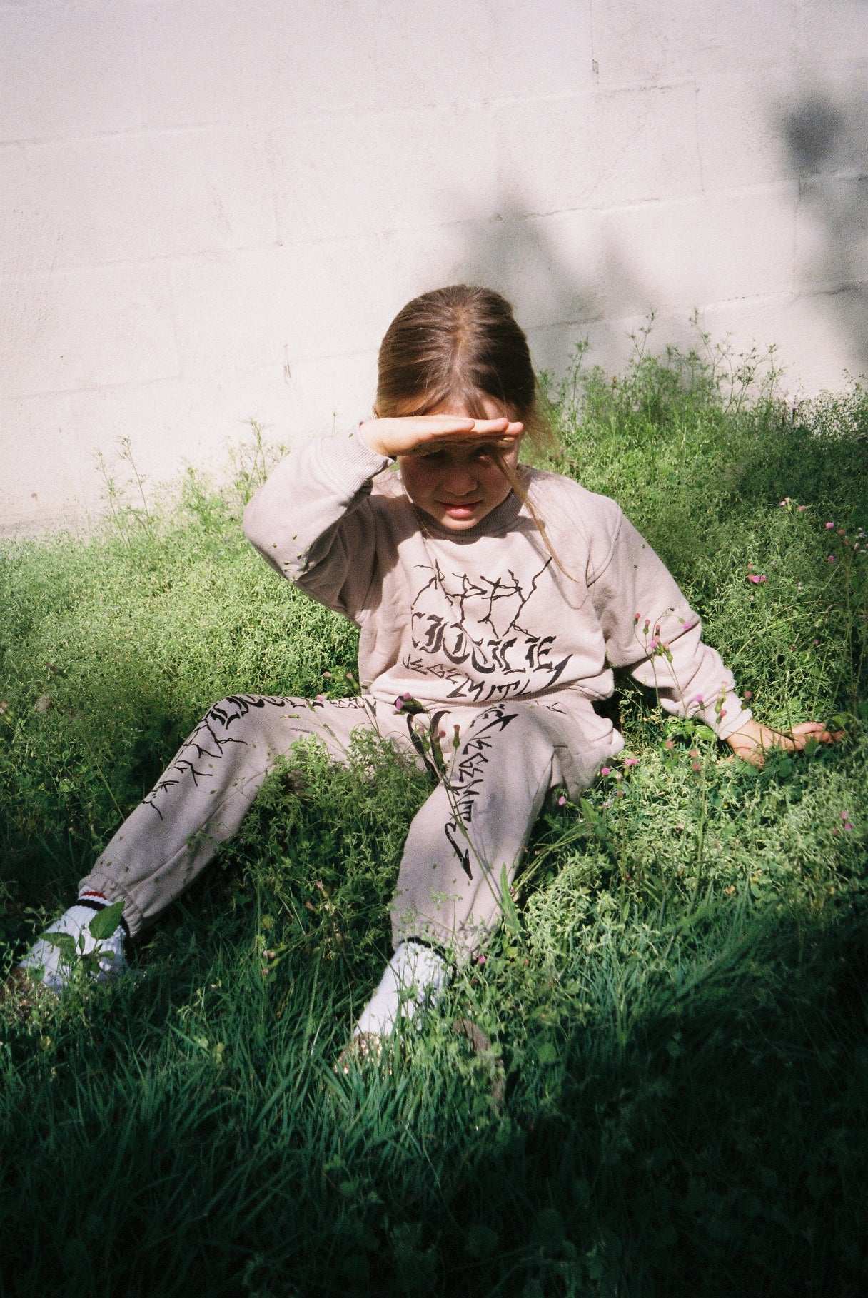 HAPPY SWEATSHIRT / WASHED TAN - youngandrestlesskids 