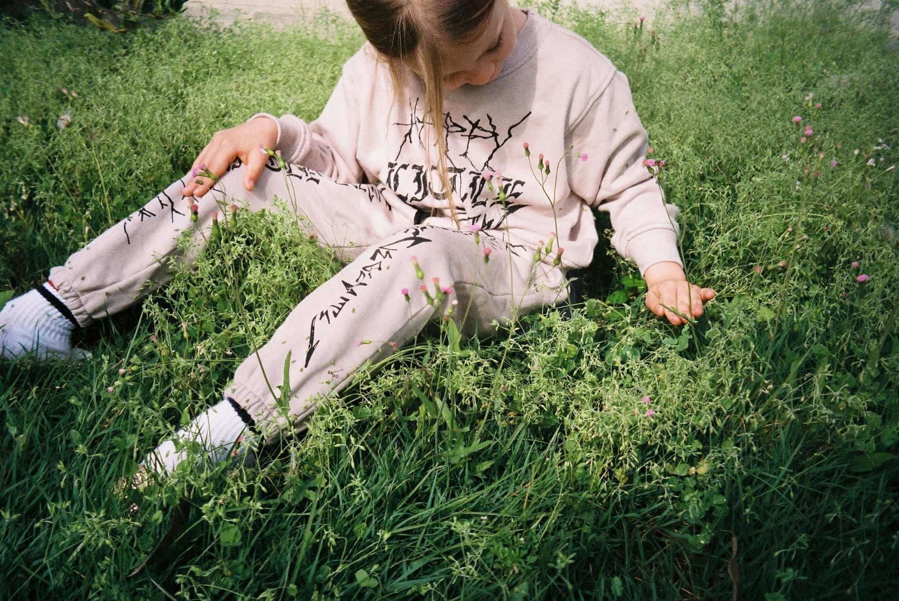 HAPPY SWEATSHIRT / WASHED TAN - youngandrestlesskids 