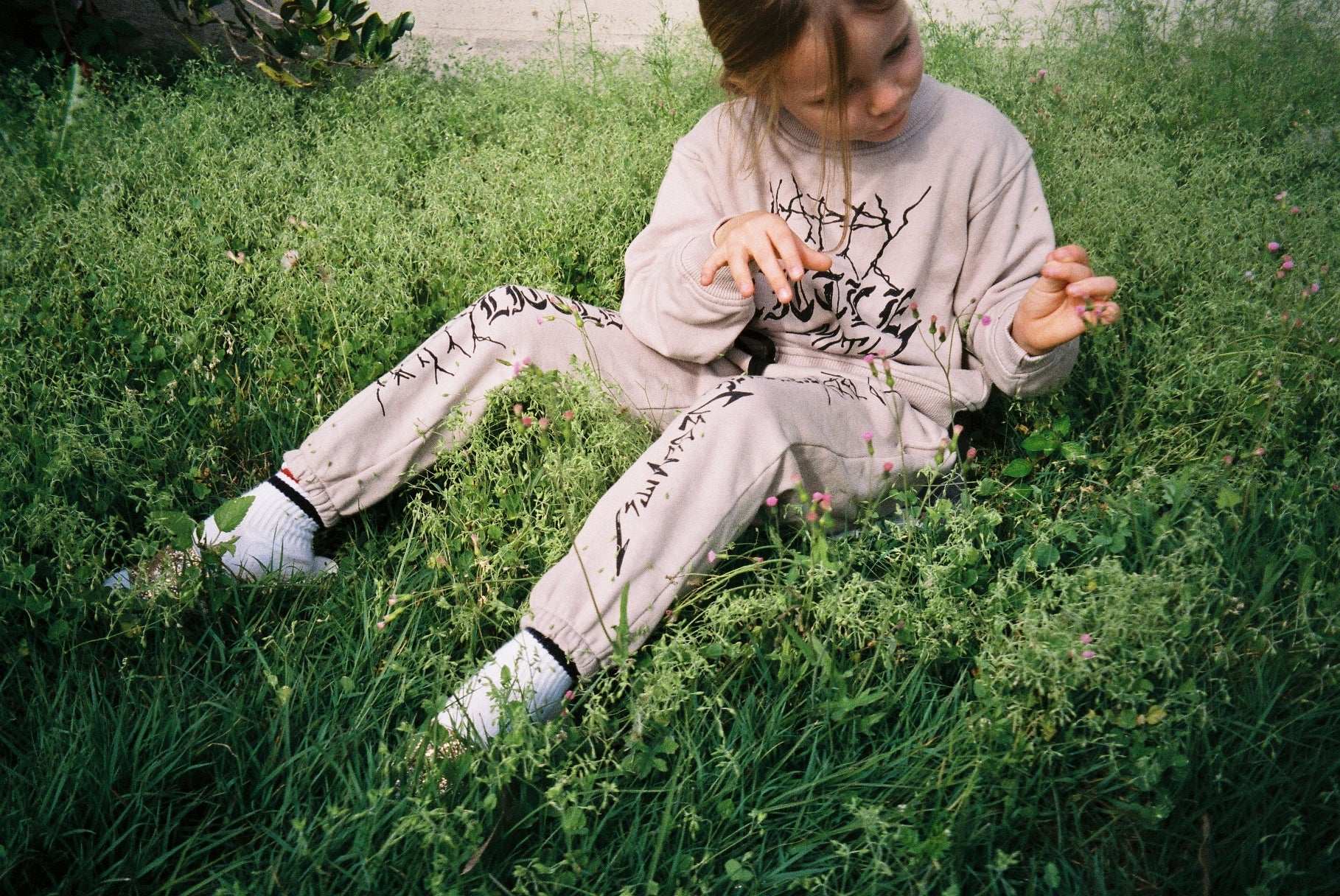 HAPPY SWEATSHIRT / WASHED TAN - youngandrestlesskids 
